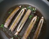 Foto del paso 2 de la receta: Navajas a la plancha con ajo y perejil