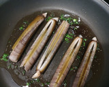 Foto del paso 2 de la receta: Navajas a la plancha con ajo y perejil