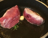 Foto del paso 2 de la receta: Bondiola de cerdo con reducción de cerveza y miel y papas rústicas