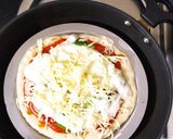 पिझ्झा विथ व्हाईट & रेड सॉस विदाऊट ओवन (no oven pizza recipe in marathi) रेसिपी स्टेप 8 फोटो