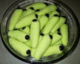 Foto langkah ke 5 dari resep Kue Semprit Ulat Bulu.