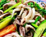 Hình bước làm 3 của món Đầu Mực Xào Cần Cà Chua Dưa Leo