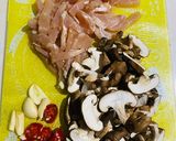 A picture of step 1 of Stir fried chicken breast with Shiitake mushrooms 香菇炒鸡胸.