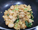 รูปขั้นตอนการทำที่ 6 ของ ข้าวผัดไส้กรอกอกไก่ซอสมะขาม