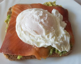 Foto del paso 7 de la receta: Tostas de aguacate y salmón ahumado con huevos escalfados