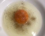 Foto del paso 3 de la receta: Huevo roto con tostas de salmón y queso en crema