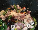 Foto langkah ke 3 dari resep Oseng cumi cabe hijau.