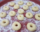Foto langkah ke 6 dari resep 8. Donat Maizena.