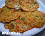 A picture of step 5 of Besan chilla.