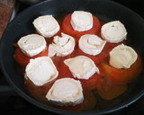 Foto del paso 2 de la receta: Tomates con medallones de queso de cabra y albahaca