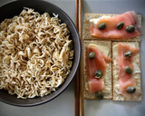 Foto del paso 3 de la receta: Noodles picantes con tosta de salmón y alcaparras