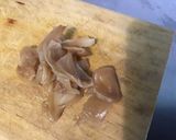 Une image de l'étape 2 de Sauce salade épicée moutarde ail gingembre.