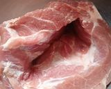 Foto del paso 1 de la receta: Bondiola Rellena de Jamón, queso, chimichurri y aceitunas