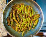 A picture of step 6 of Gujarati style Bharwa Bhindi (Stuffed with peanuts and Besan).