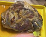 Egészben sült birkacomb, sörös hagymaágyon recept fázis 3 fotója