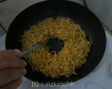 Foto langkah ke 3 dari resep Mi Instan Keju Telur.
