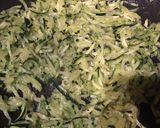 Foto del paso 2 de la receta: Spaguetis de calabacín con sobras de pollo asado migado con queso parmesano
