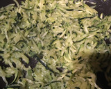 Foto del paso 2 de la receta: Spaguetis de calabacín con sobras de pollo asado migado con queso parmesano