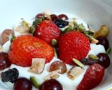 Hình bước làm 2 của món Sữa chua dâu nho granola