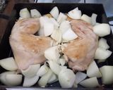 Foto del paso 2 de la receta: Muslos de pollo en salsa de cebollas 🧅