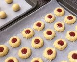 Foto langkah ke 10 dari resep Crunchy Strawberry Cheese Thumbprint Cookies.