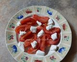 Une image de l'étape 4 de Salade estivale tomate, fromage, capres, olives, basilic et huile d'olive 🌱.