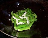 हिरव्या मीरचीचा ठेचा (hirya mirchi cha thecha recipe in martahi) रेसिपी स्टेप 2 फोटो 