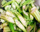 Hình bước làm 2 của món Đậu bắp xào thịt bò