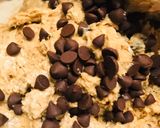 Foto langkah ke 2 dari resep Chewy New York Cookies.