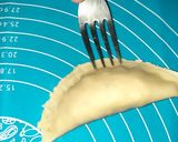 A picture of step 4 of Mawa Gujiya.