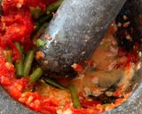 รูปขั้นตอนการทำที่ 2 ของ ตำส้มตำกุ้งสดกับหนึ่งในพริกที่เผ็ดที่สุดในโลก