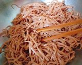Hình bước làm 2 của món Mì gạo lứt xào tôm thịt