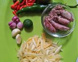 Foto langkah ke 2 dari resep Cumi asin sambal mangga.