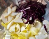 Hình bước làm 2 của món Salad Rau Diếp Xoăn, Bắp Cải Tím & Ức Gà Áp Chảo