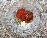Foto del paso 3 de la receta: 🫒 🧄Aceitunas rellenas con morrón fresco, en conserva de hierbas, especias y ajo🧄🫒