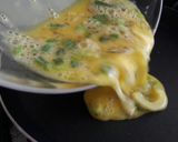 Foto del paso 4 de la receta: Omelette con cebollín y jamón o queso