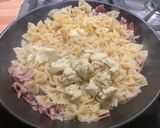 Une image de l'étape 7 de Farfalles au jambon cru, coulommiers et persil.