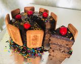 A picture of step 6 of Parle biscuit chocolate cake.