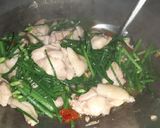 รูปขั้นตอนการทำที่ 5 ของ ผัดเนื้อไก่ใส่ดอกไม้กวาด