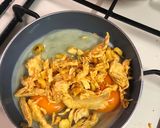 Foto del paso 3 de la receta: Desayuno fácil: Tortilla de huevo con pollo 🌻