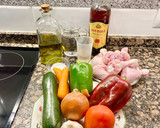 Foto del paso 1 de la receta: Pollo en salsa con pimiento y calabacín