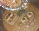 Foto del paso 3 de la receta: Patas de ternera con garbanzos y pasas 😋