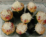 Foto del paso 5 de la receta: Salmón al vapor con eneldo, calabacines gratinados rellenos de pimientos y frutos secos