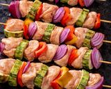 Foto del paso 3 de la receta: 🍢🔥 Brochette de Pollo a la Plancha 🍗