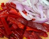 صورة لخطوة 2 من وصفة لحم ستراجانوف مع البصل والفلفل الاحمر 🥩🌶️🧅🧄🫚🧈