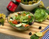 A picture of step 6 of Cucumber, black olive and lettuce salad.