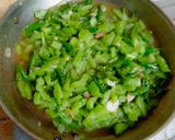 Foto langkah ke 5 dari resep Tumis Pare Cabai Hijau.