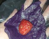 Foto langkah ke 2 dari resep Ichigo Daifuku Mochi with ube.