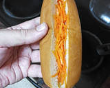 Foto del paso 2 de la receta: Perrito caliente con zanahoria encurtida y cebolla frita