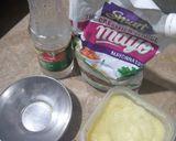 A picture of step 1 of Garlic mayo dip.
